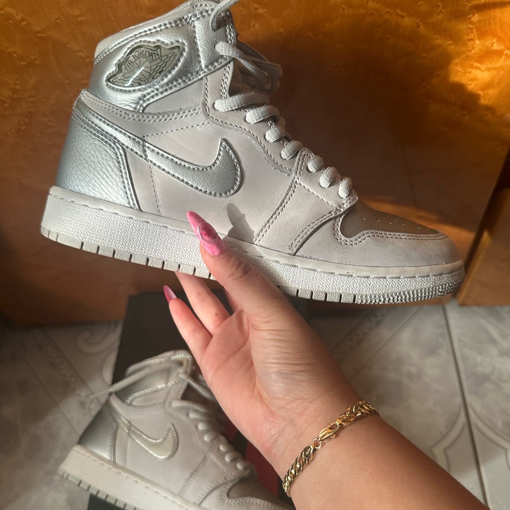 Nike Air Jordan 1 Retro High CO.JP Neutral Grey
Size 4Y ; fits women’s 5.5